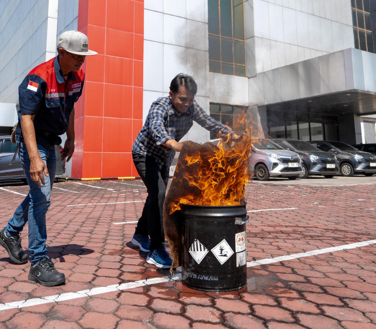 Simulasi Pemadaman Api Kecil dengan Kain Goni